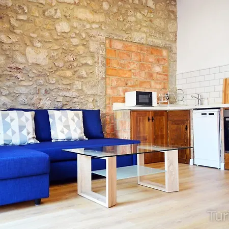 Apartment Llerandi: Historic Center Balcony Retreat *