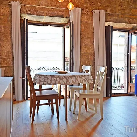 Llerandi: Historic Center Balcony Retreat Apartment San Vicente De La Barquera