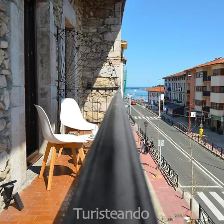 Apartment Llerandi: Historic Center Balcony Retreat *