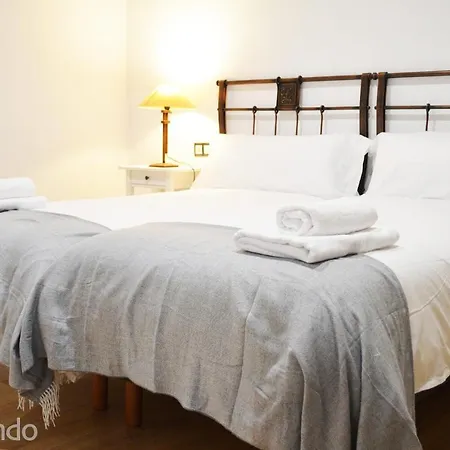 Llerandi: Historic Center Balcony Retreat