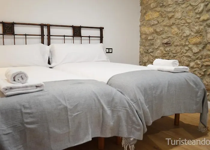 Apartment Llerandi: Historic Center Balcony Retreat San Vicente De La Barquera