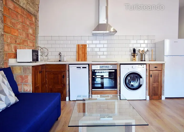 Llerandi: Historic Center Balcony Retreat San Vicente De La Barquera