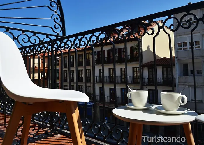 Apartment Llerandi: Historic Center Balcony Retreat San Vicente De La Barquera
