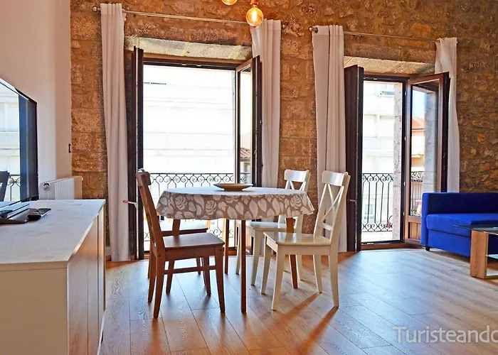 Llerandi: Historic Center Balcony Retreat Apartment San Vicente De La Barquera