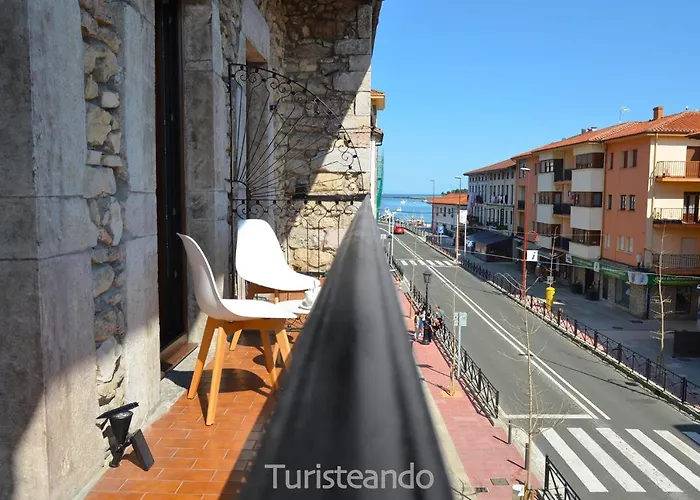 Apartment Llerandi: Historic Center Balcony Retreat *