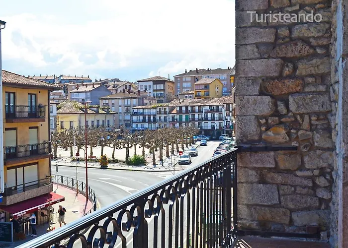 Llerandi: Historic Center Balcony Retreat *