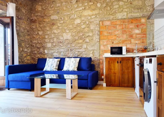 Apartment Llerandi: Historic Center Balcony Retreat San Vicente De La Barquera