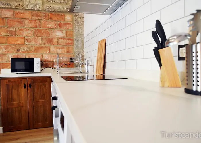 Llerandi: Historic Center Balcony Retreat Apartment