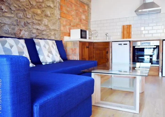 Llerandi: Historic Center Balcony Retreat *