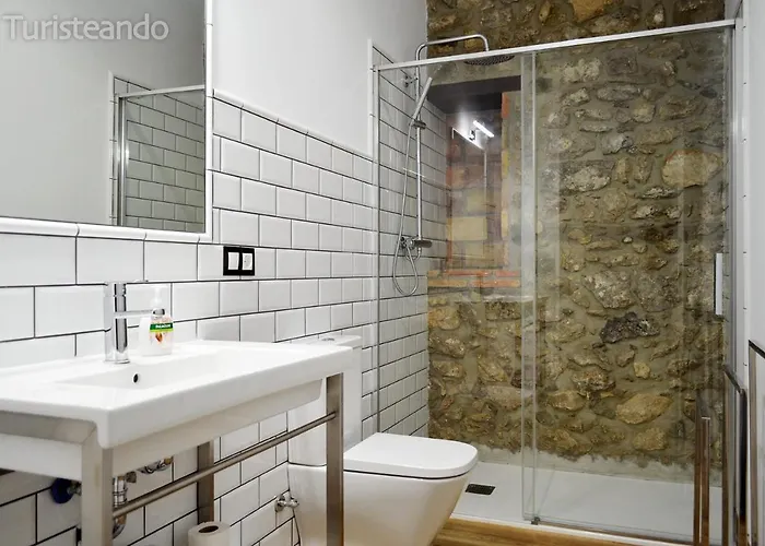 Llerandi: Historic Center Balcony Retreat * San Vicente De La Barquera