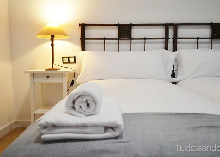 Llerandi: Historic Center Balcony Retreat * San Vicente De La Barquera