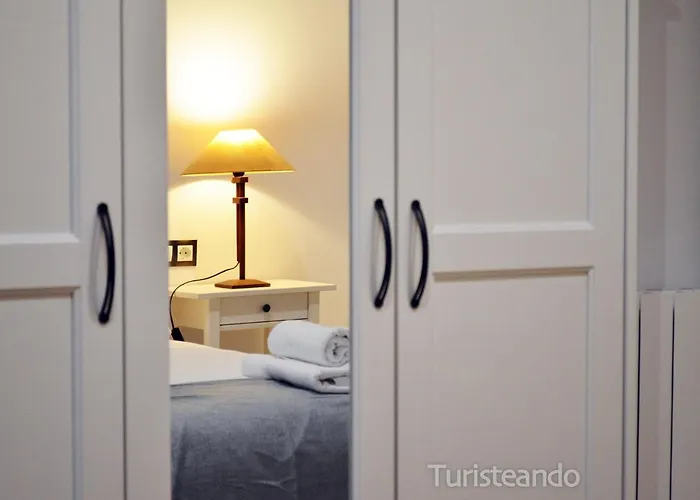 Llerandi: Historic Center Balcony Retreat *